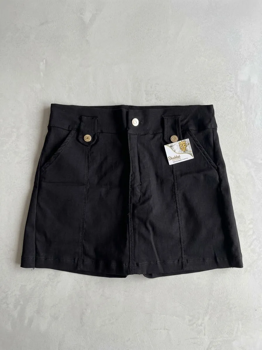 Falda Short Negra Clásica con Botones Dorados en Bolsillos