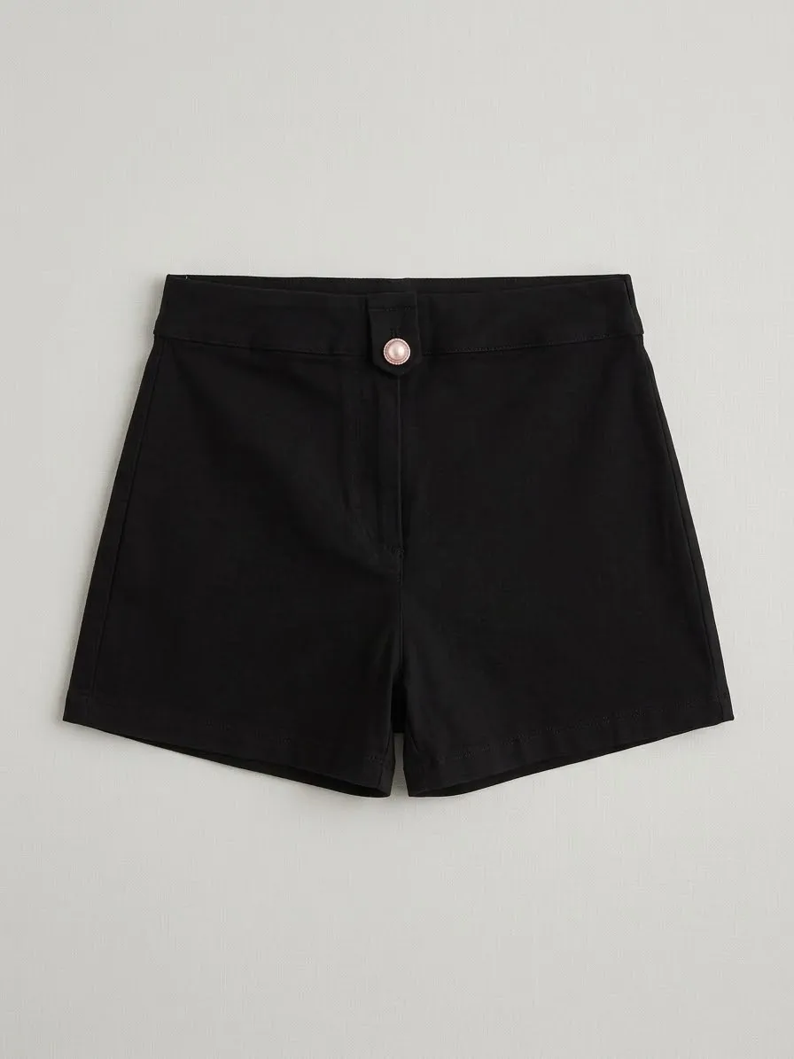 Falda Short Negra Clásica con Botones Dorados en Bolsillos 2
