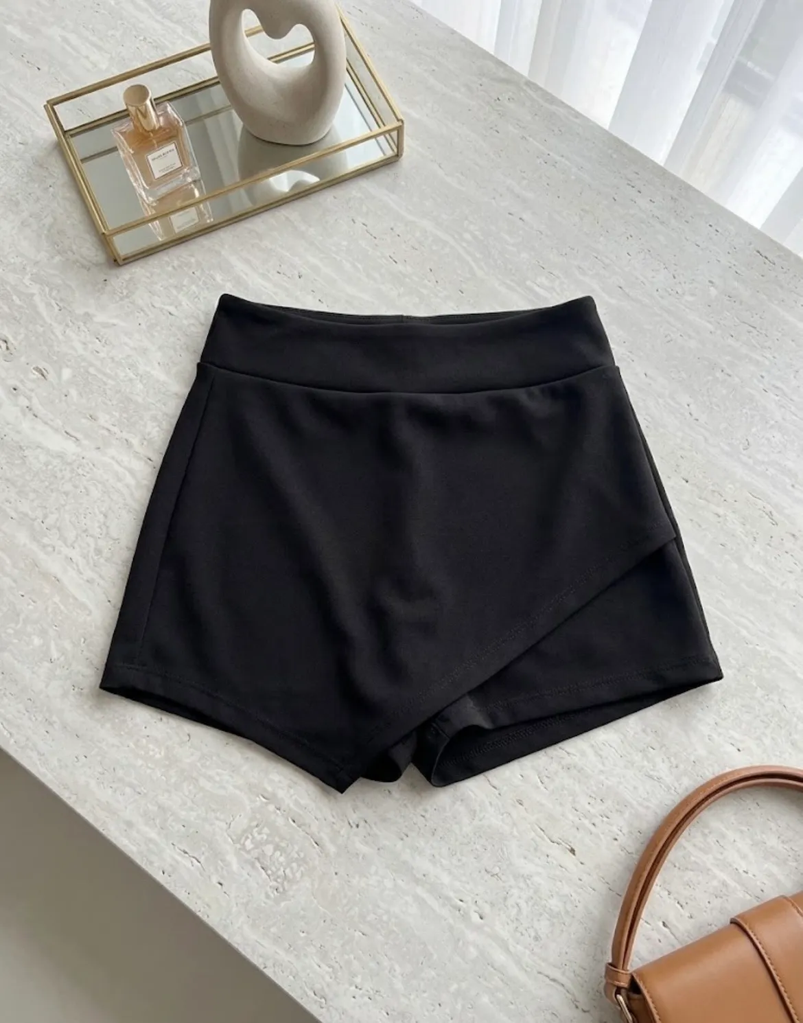 Falda Short Negra Corte Asimétrico Cruzado