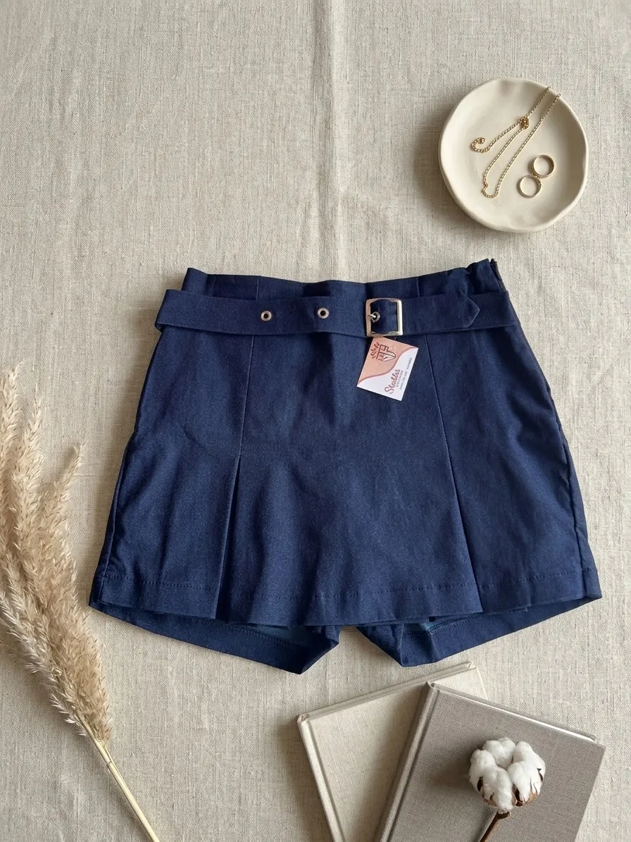 Falda Short Azul Marino con Cinturón y Plisados Tablones