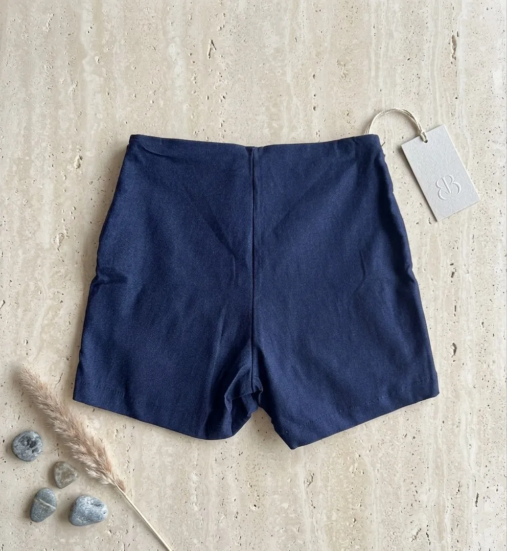 Falda Short Azul Marino con Cinturón y Plisados Tablones 2