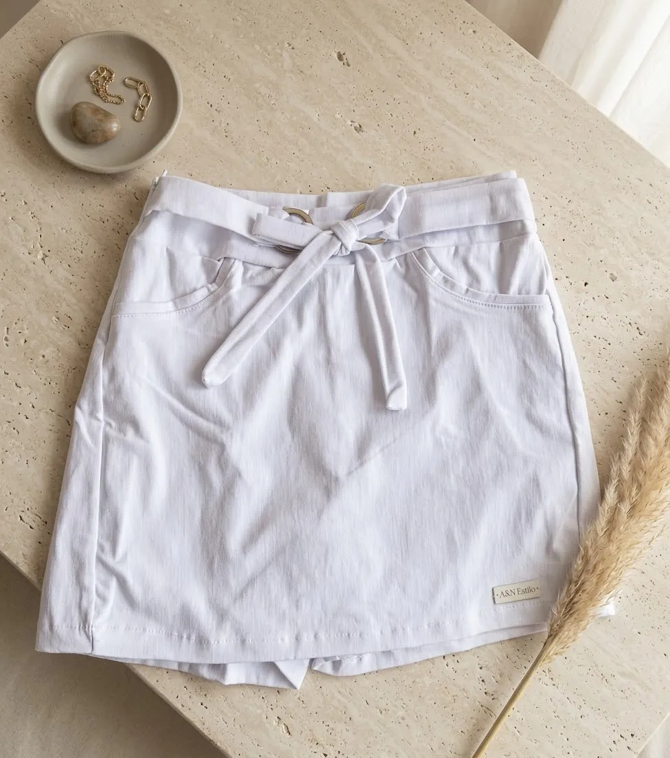 Falda Short Blanca con Lazo y Pasadores Dorados
