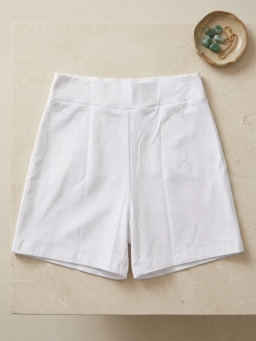 Falda Short Blanca con Lazo y Pasadores Dorados 2