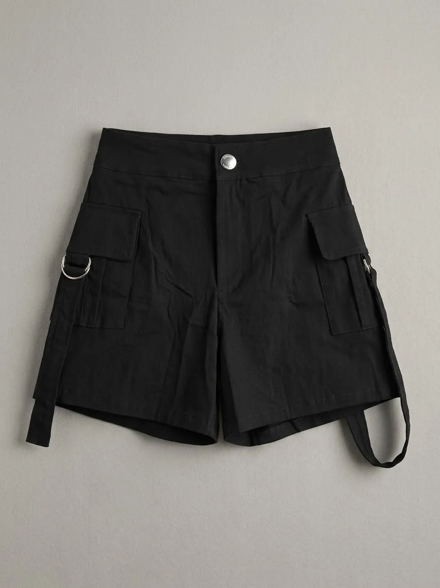Short Cargo Negro con Bolsillos Laterales y Correas Metálicas