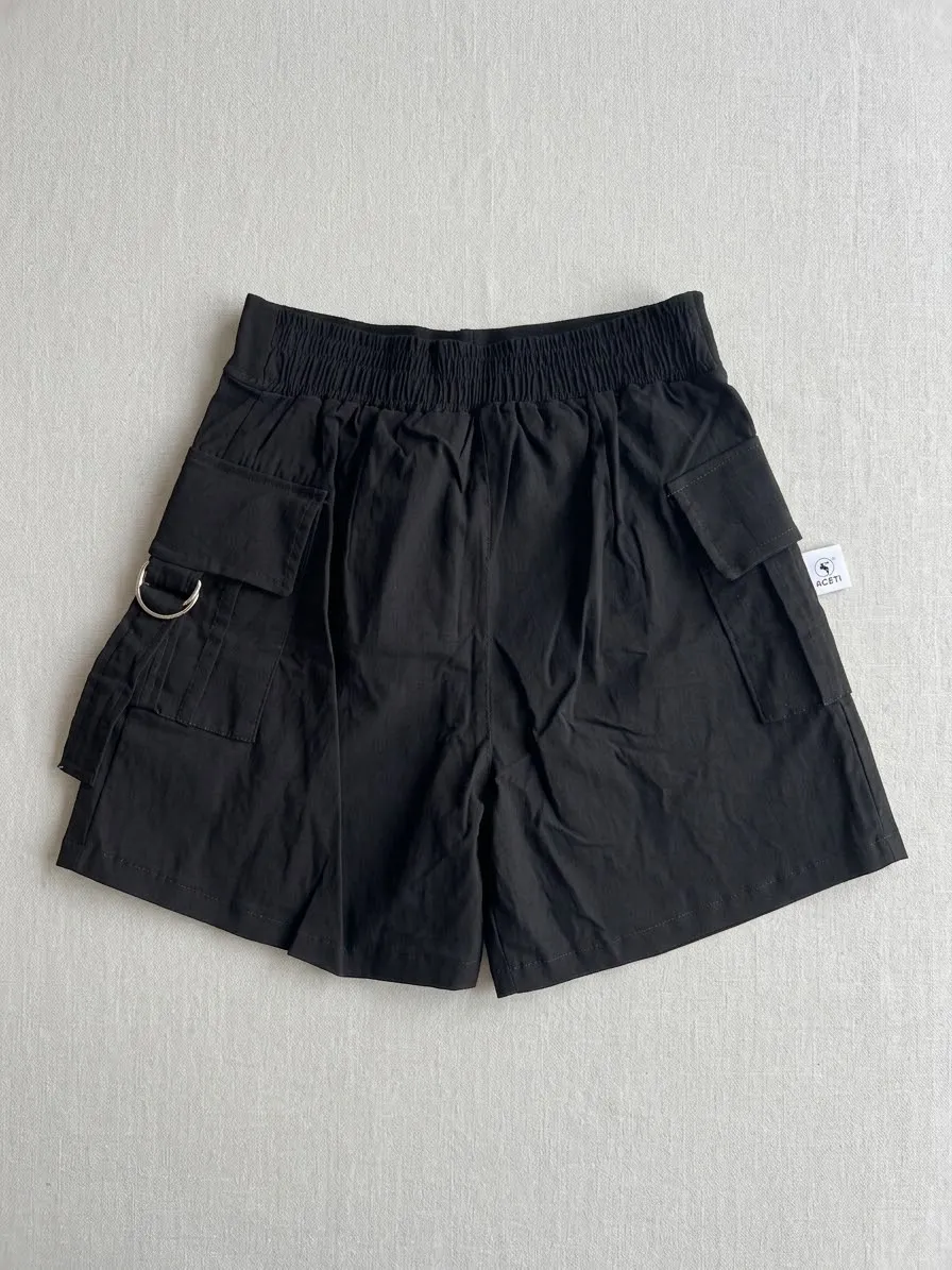 Short Cargo Negro con Bolsillos Laterales y Correas Metálicas 2