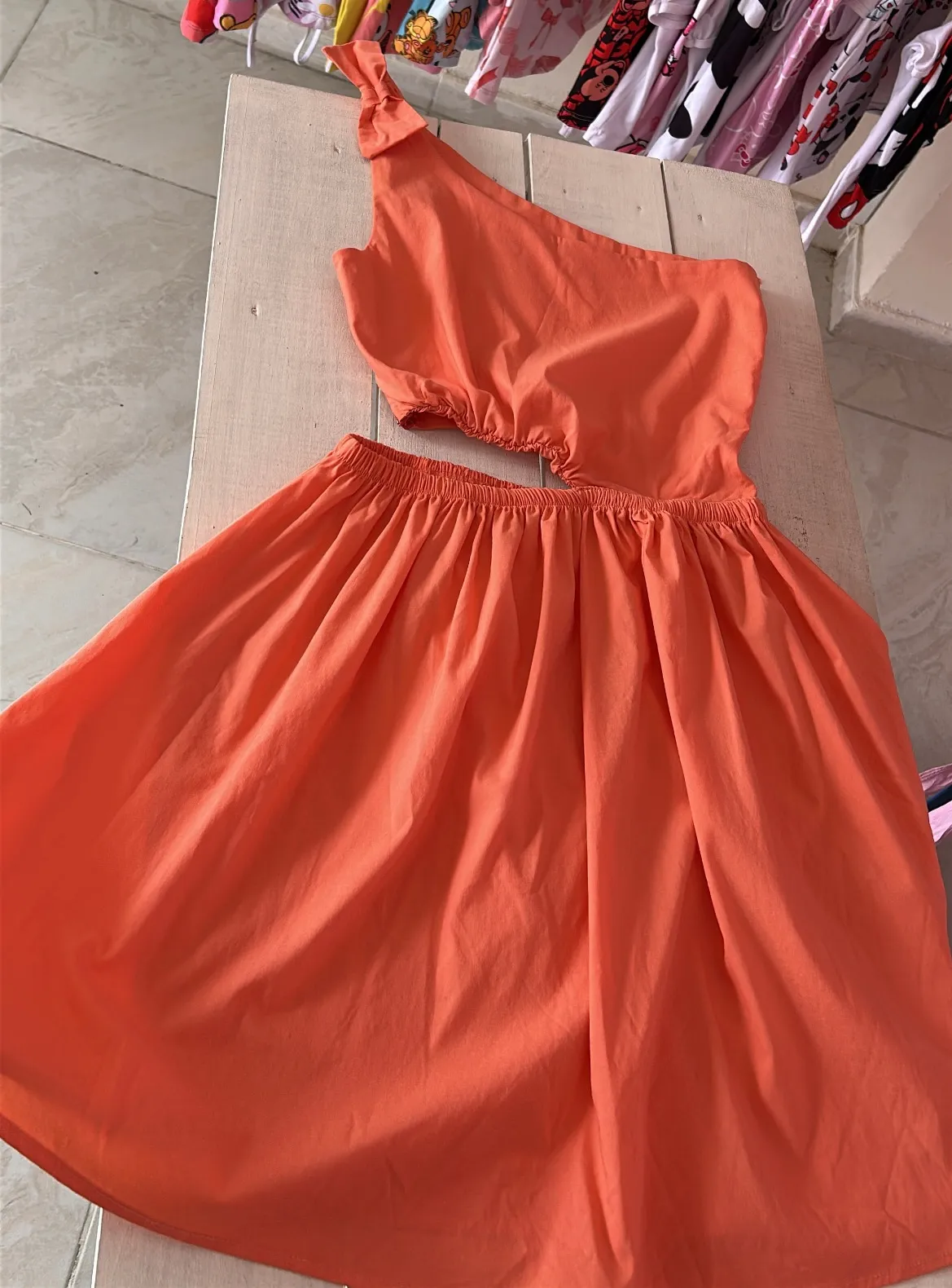 Vestido Naranja Mandarina Asimétrico Un Hombro con Lazo y Cut-Out