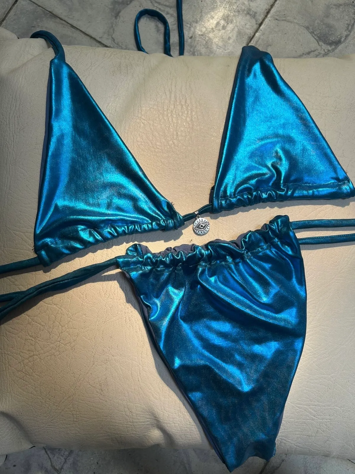 Bikini Metalizado Azul Turquesa con Dije Ojo Turco